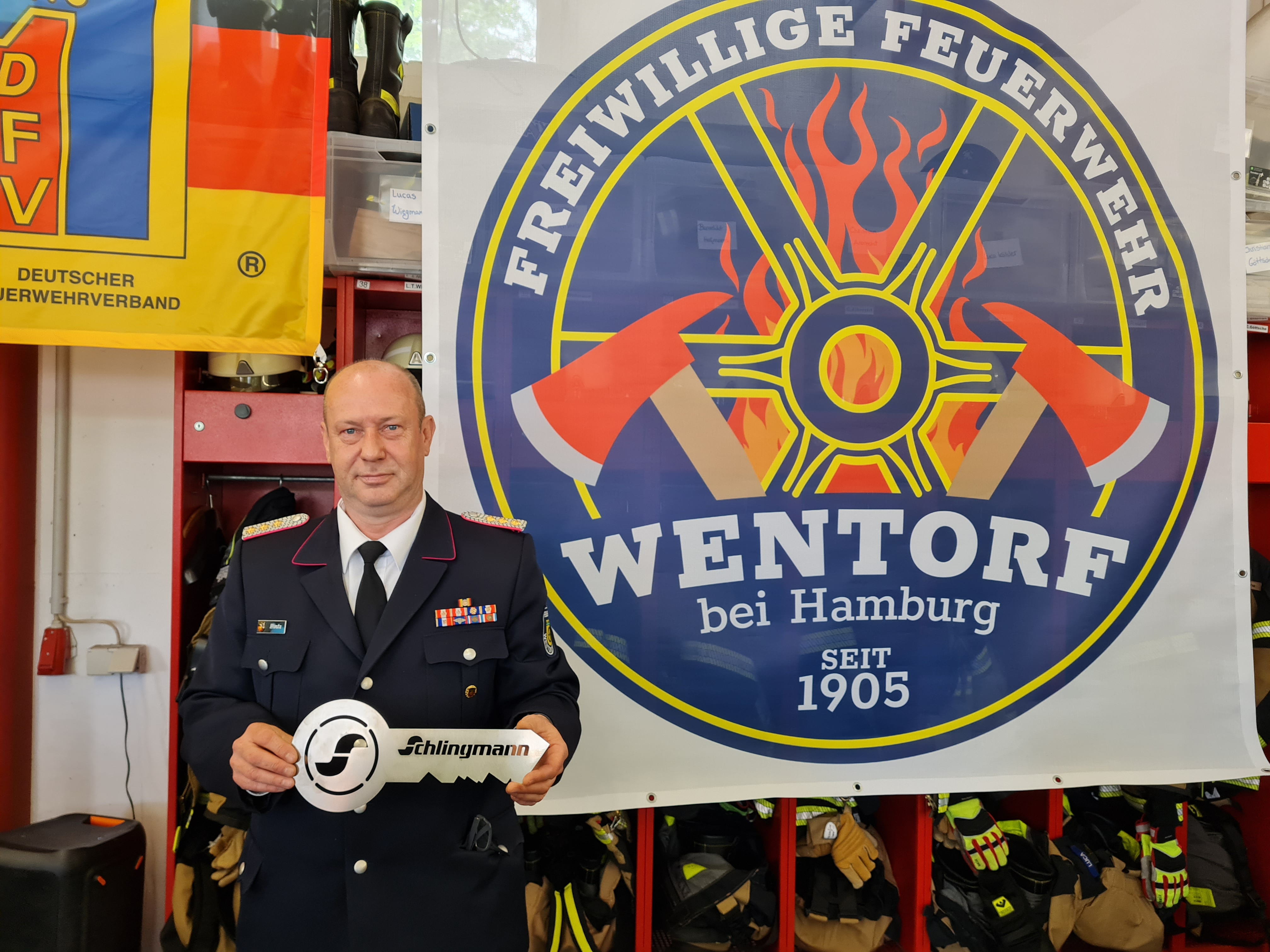 Unser Wehrführer Nico Hintz mit stellt das neue Logo vor